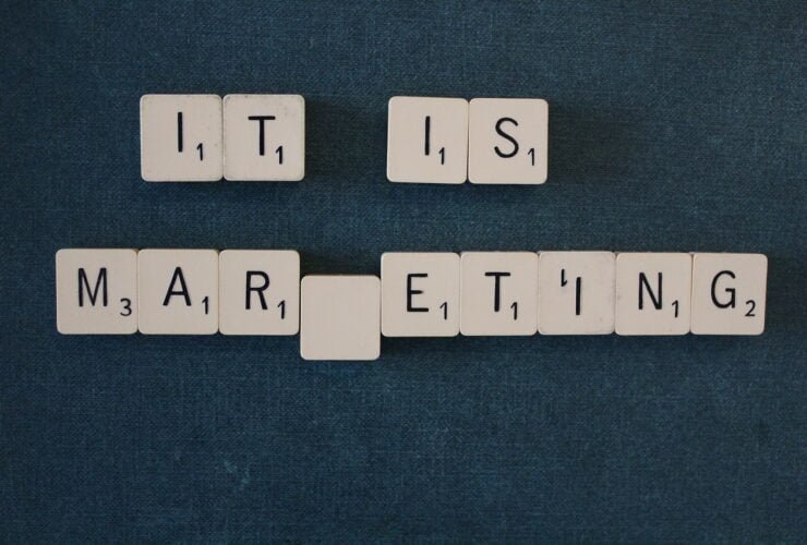 Buchstabensteine bilden die Wörter It Is Marketing