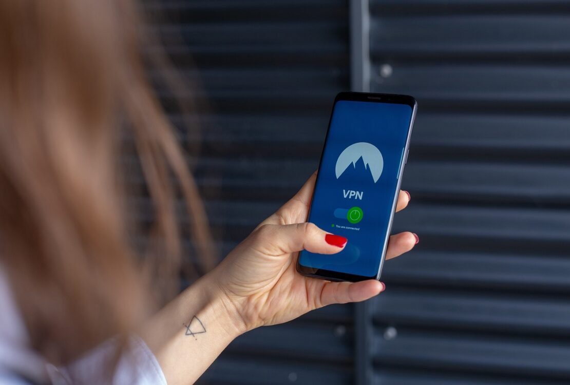Hand hält ein Smartphone mit geöffnetem Bildschirm