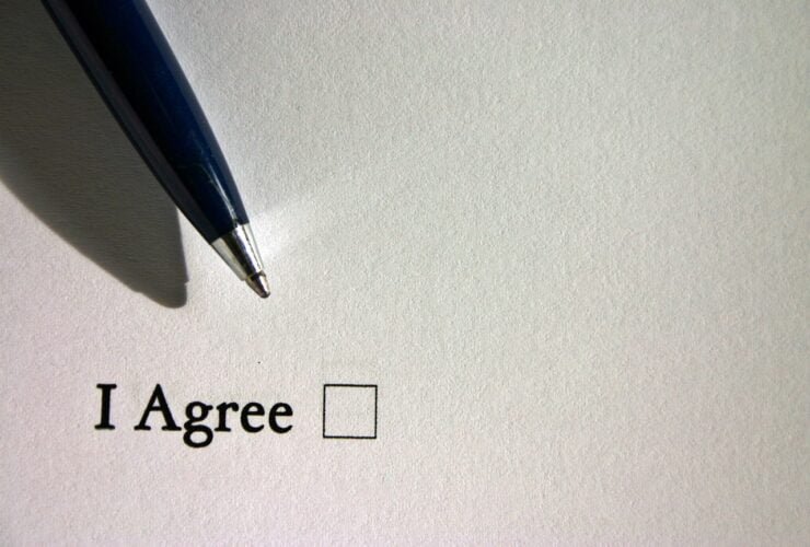 Formular mit dem Hinweis I Agree und einem Stift