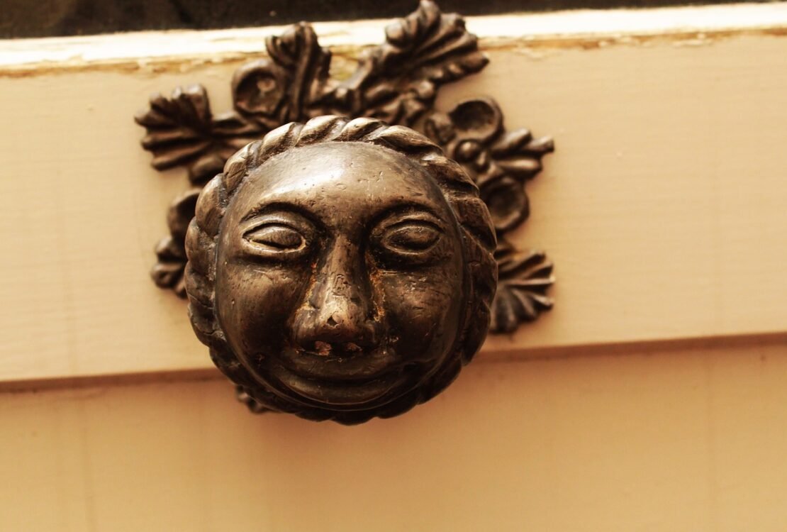 Verzierter Bronzebeschlag mit einem Gesichtsmotiv