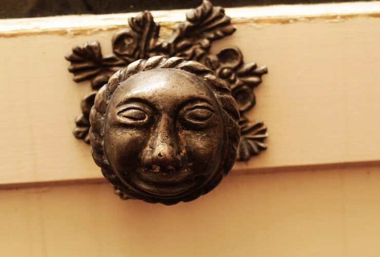 Verzierter Bronzebeschlag mit einem Gesichtsmotiv