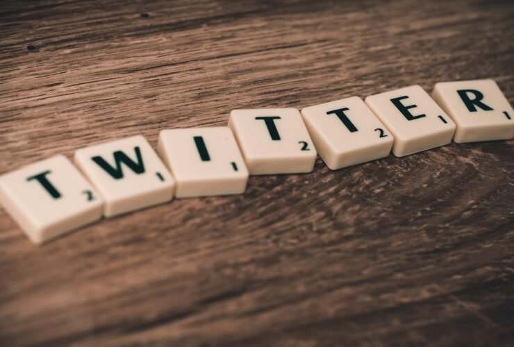 Buchstabensteine bilden das Wort Twitter auf Holz