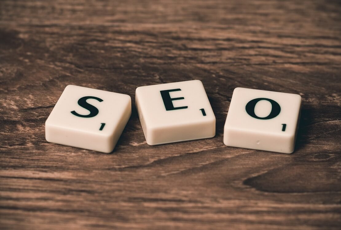Holzwürfel bilden das Wort SEO auf einem Tisch
