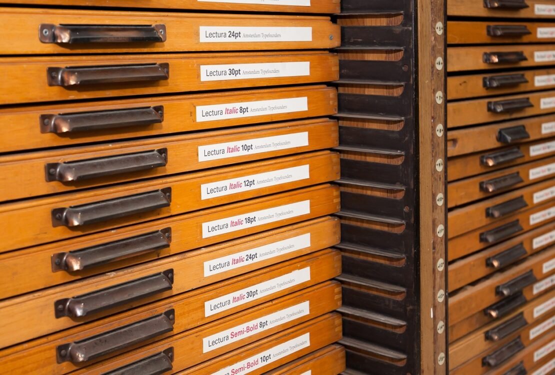 Alter Holzschrank mit vielen Karteischubladen