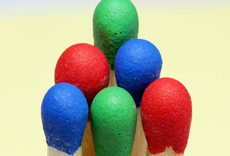 Streichhölzer mit roten, blauen und grünen Köpfen
