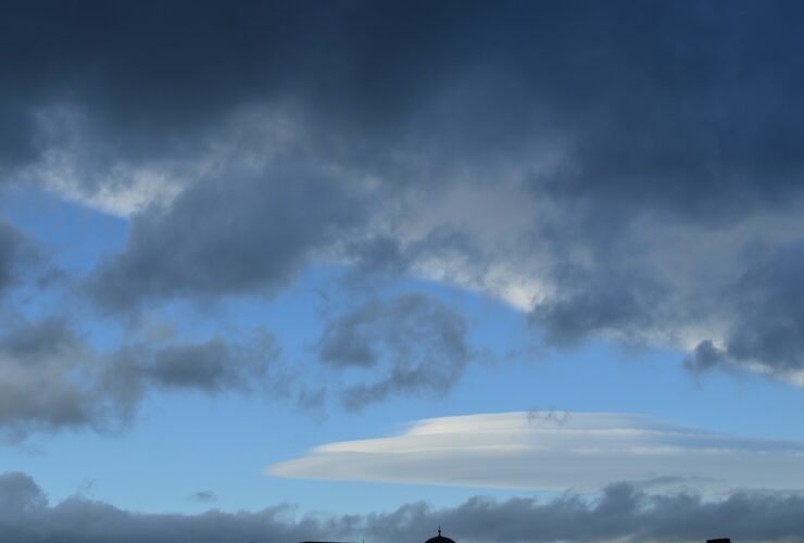 Dunkle Wolkenformation an einem weiten Himmel