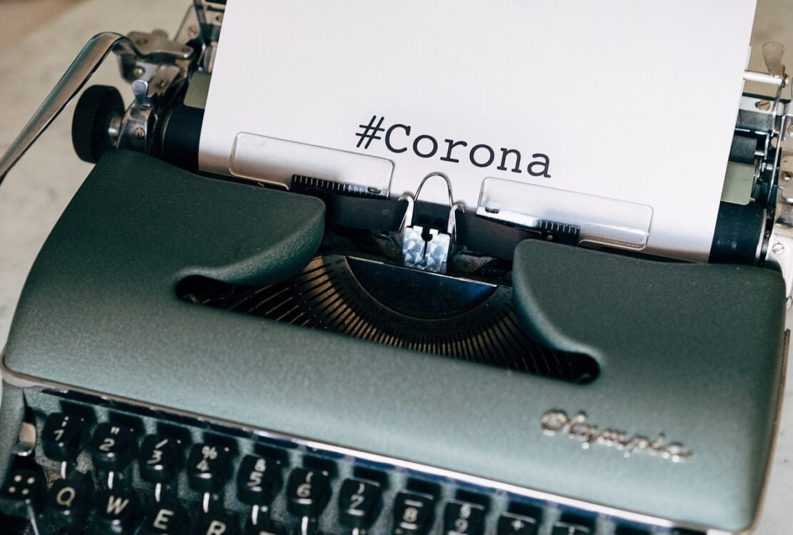 Schreibmaschine mit einem Blatt und dem Wort Corona