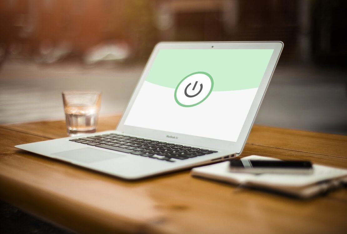Laptop zeigt ein grünes Einschaltsymbol auf dem Bildschirm