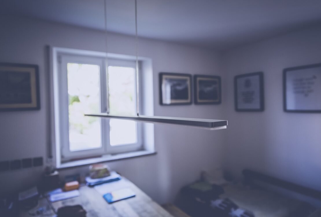 Leerer heller Raum mit Fenster und gerahmten Bildern
