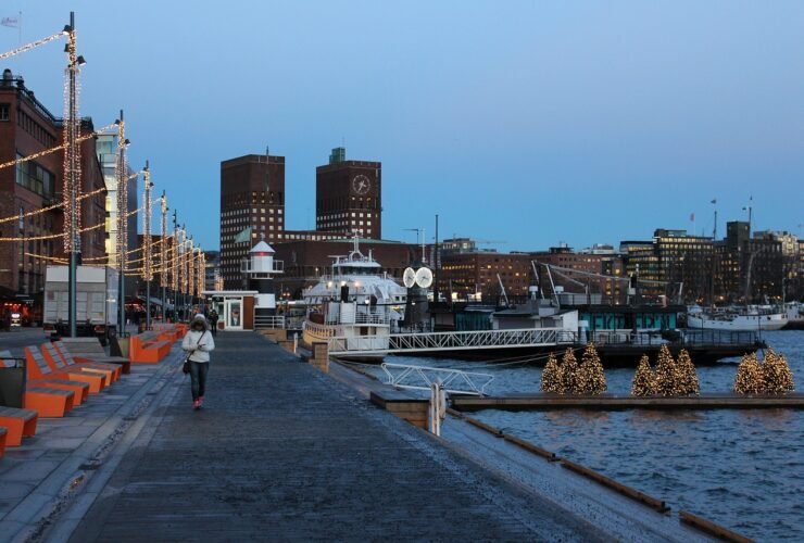 Hafenpromenade mit Booten vor einer Stadtkulisse