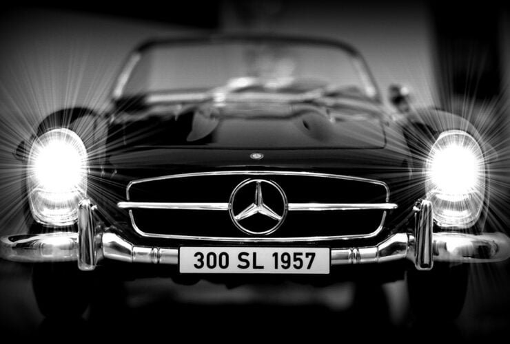 Mercedes 300 SL Oldtimer in einer Schwarz-Weiß-Aufnahme