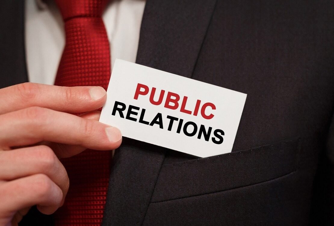 Karte mit der Aufschrift Public Relations in einem Jackett