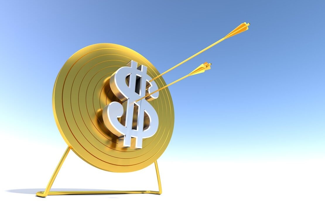 Goldene Zielscheibe mit Dollarzeichen und zwei Pfeilen
