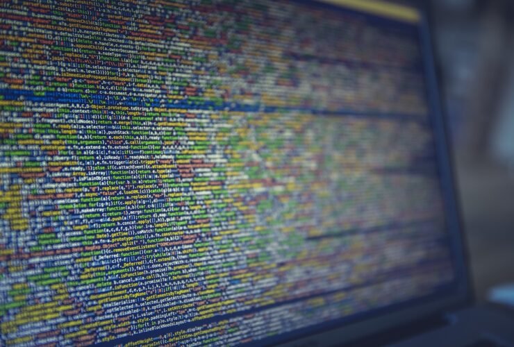 Bildschirm mit farbig hervorgehobenem Programmcode