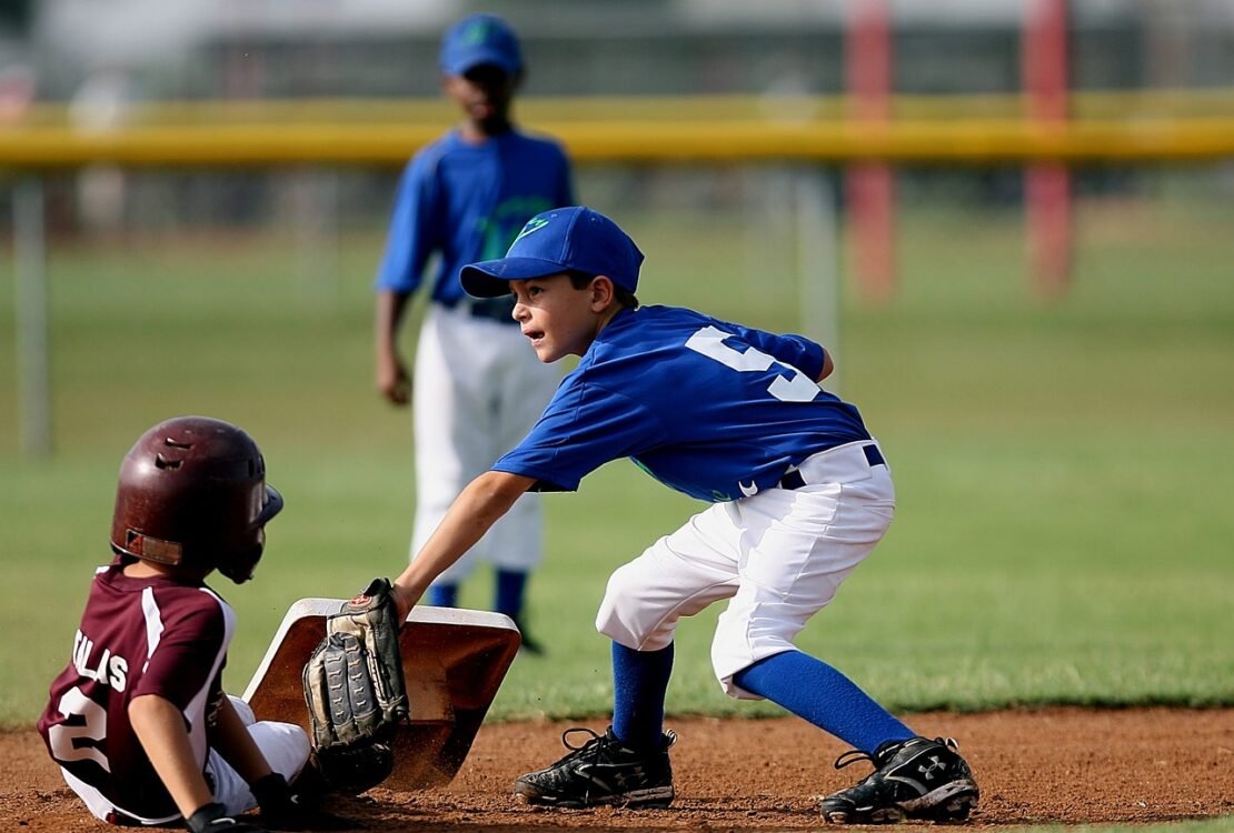 Baseballspieler beim Spiel auf einem Sportplatz