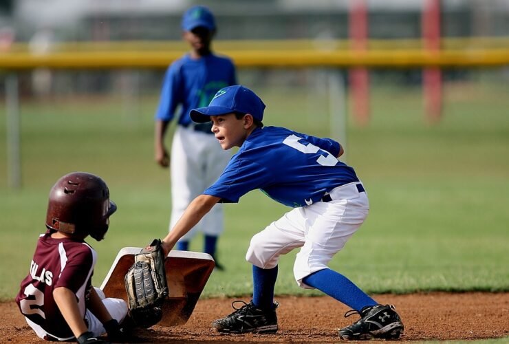 Baseballspieler beim Spiel auf einem Sportplatz