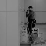 Ein Mann reinigt ein Gebäude